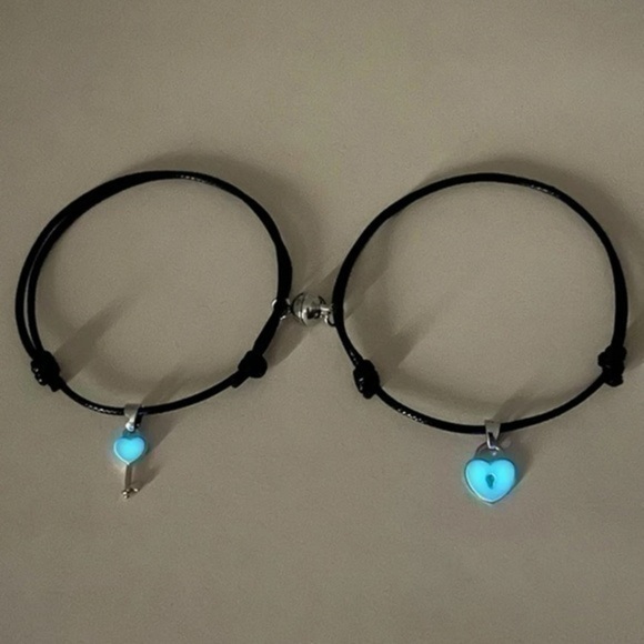 2 pcs Heart Key Charm Bracelet Set Adjustable Glow In the dark Luminous - Picture 6 of 8